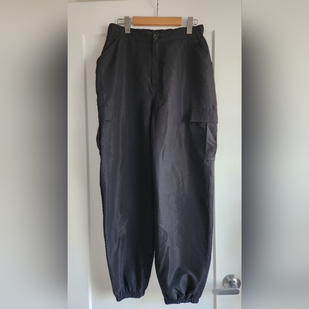 NWOT H&M DIVIDED high waisted black cargo pants, size M